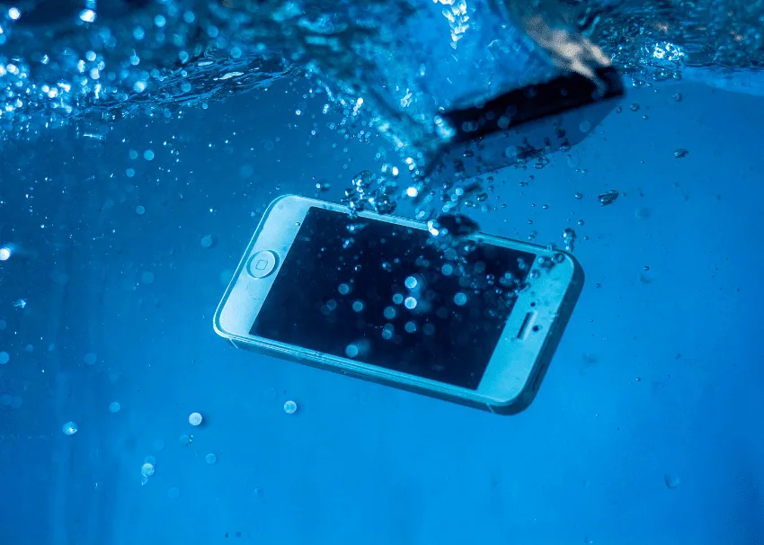 Resistencia al agua de los iPhone: cómo saber si debes protegerlos de la humedad